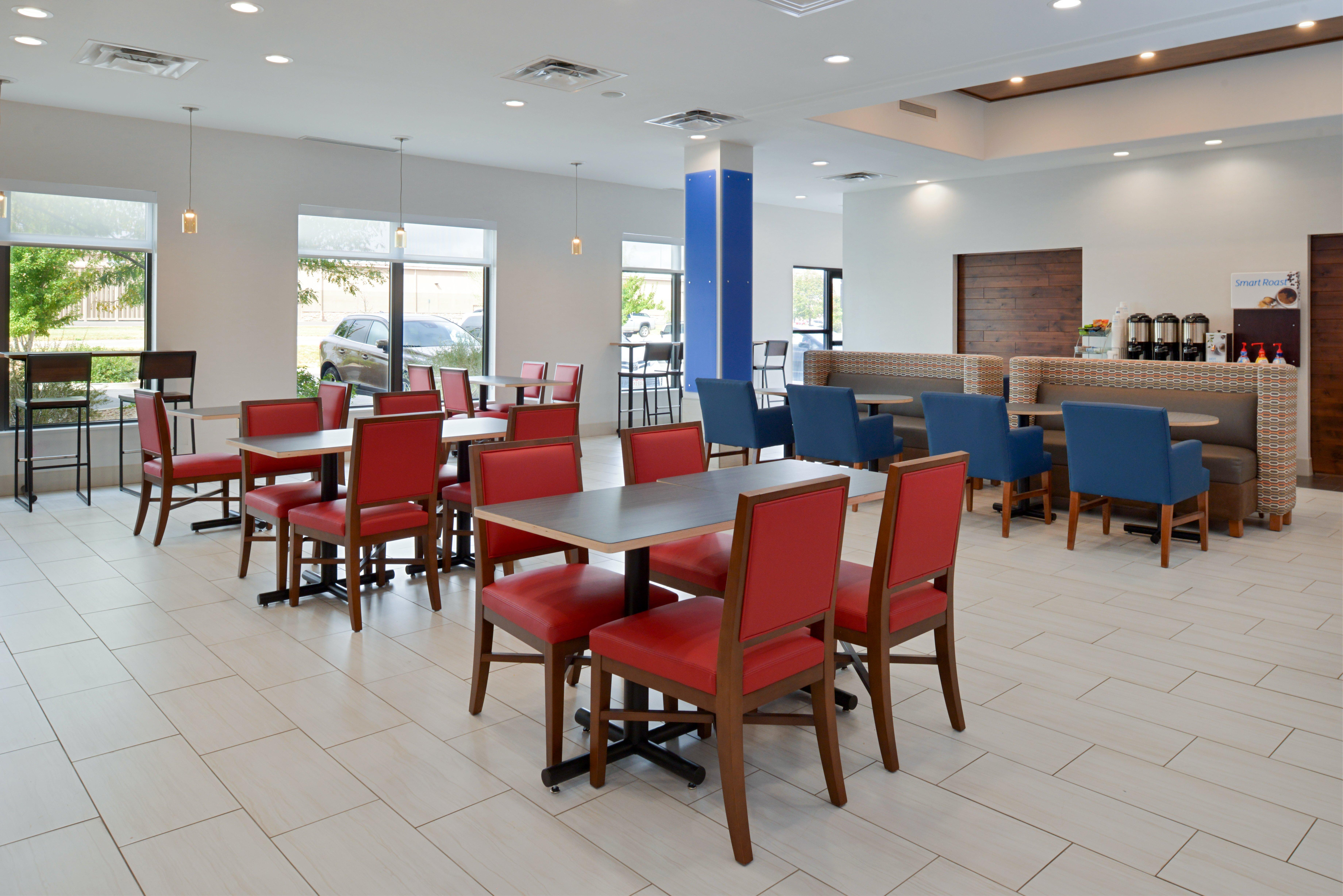 Holiday Inn Express & Suites Pueblo By Ihg Exterior photo