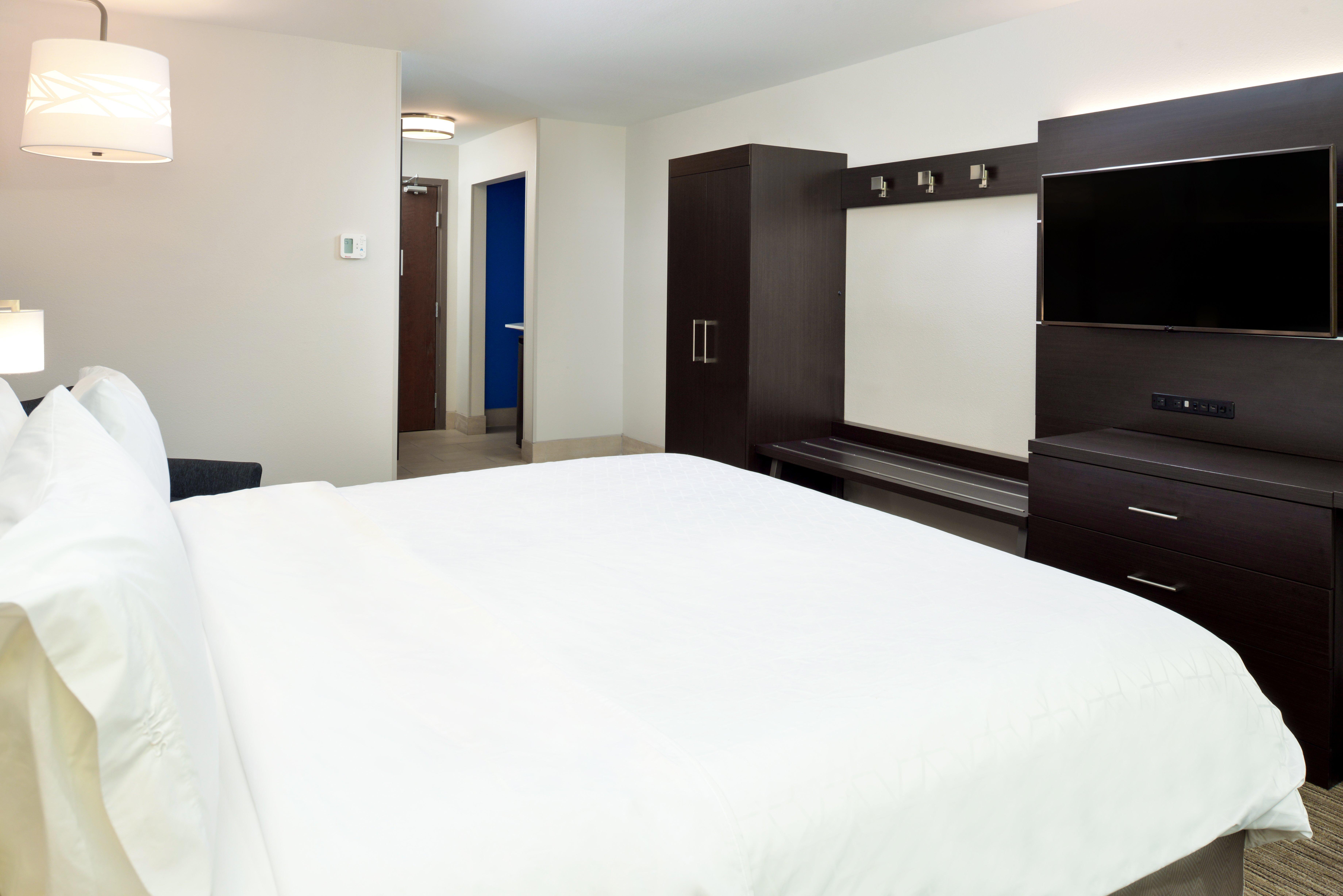 Holiday Inn Express & Suites Pueblo By Ihg Exterior photo