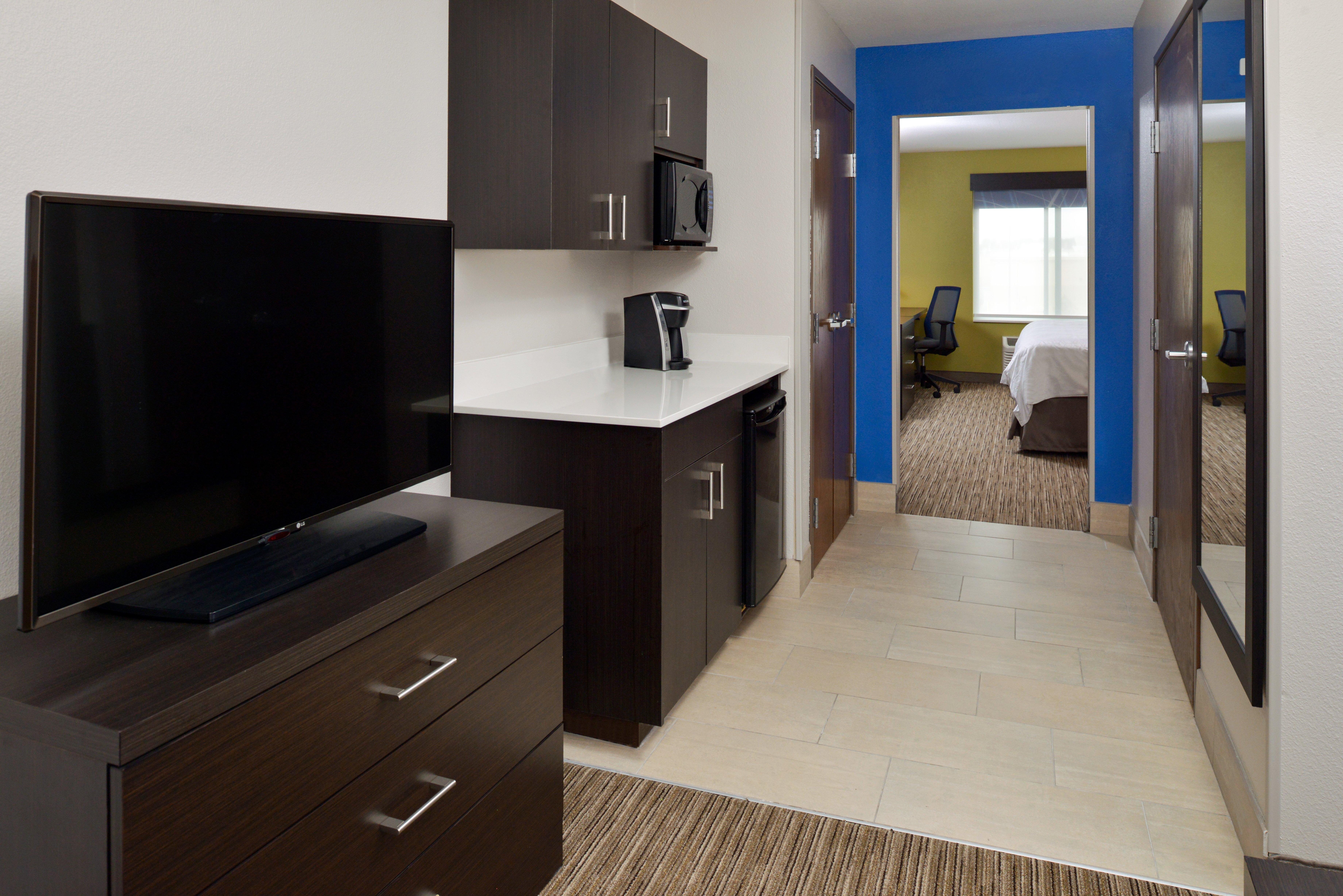 Holiday Inn Express & Suites Pueblo By Ihg Exterior photo