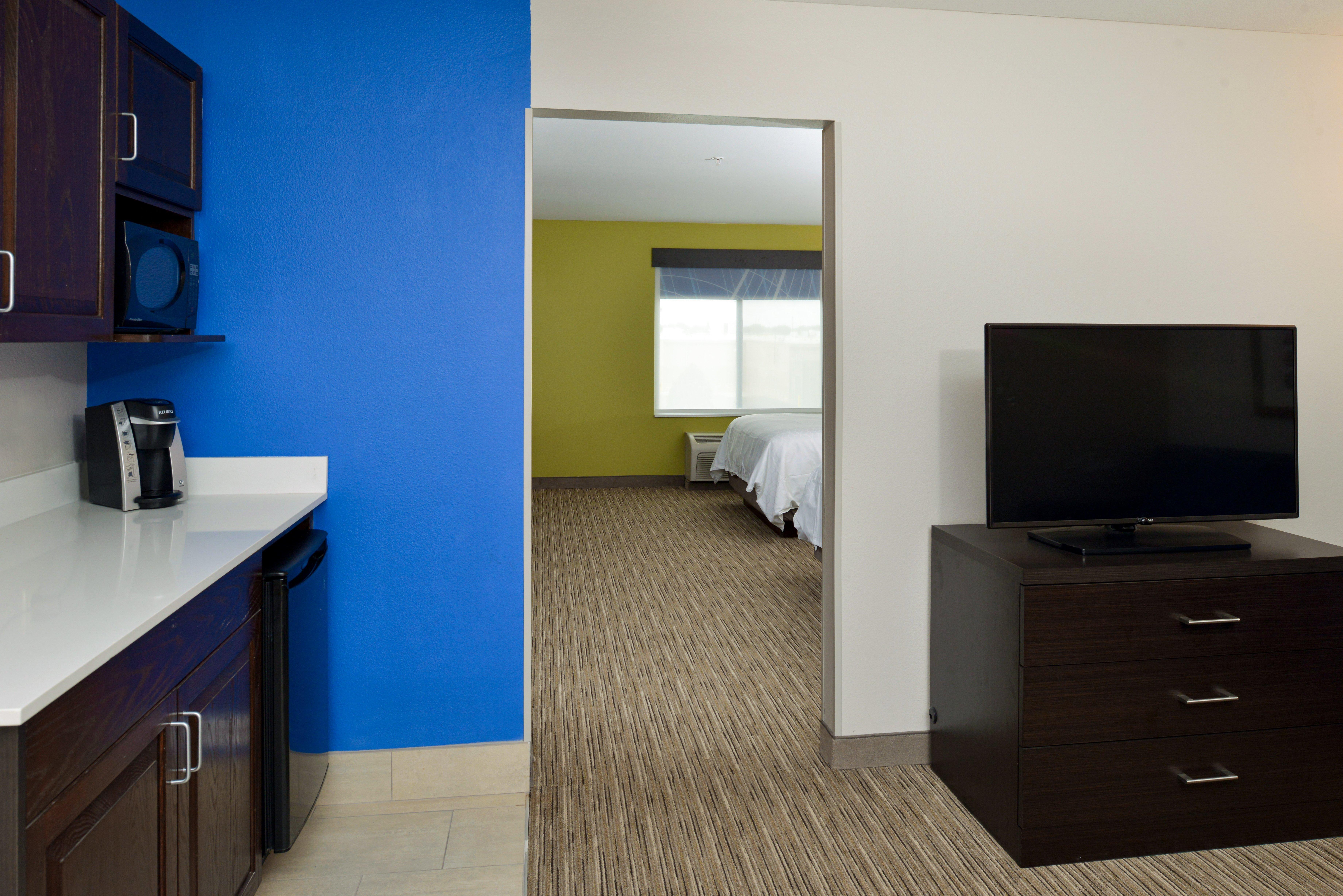 Holiday Inn Express & Suites Pueblo By Ihg Exterior photo