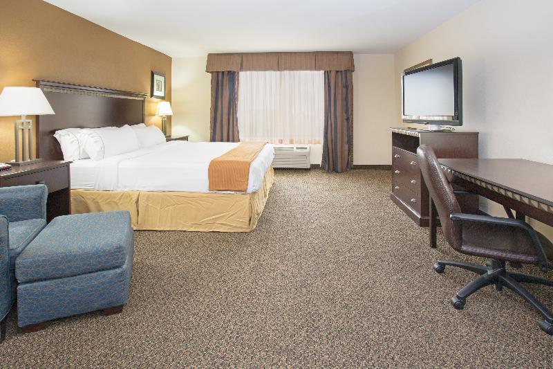 Holiday Inn Express & Suites Pueblo By Ihg Exterior photo