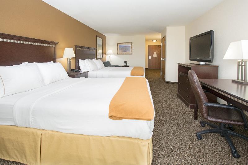 Holiday Inn Express & Suites Pueblo By Ihg Exterior photo