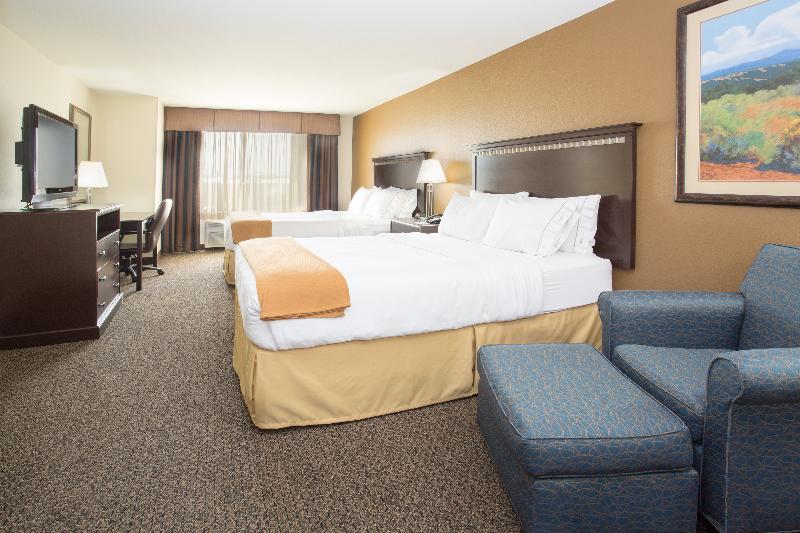 Holiday Inn Express & Suites Pueblo By Ihg Exterior photo